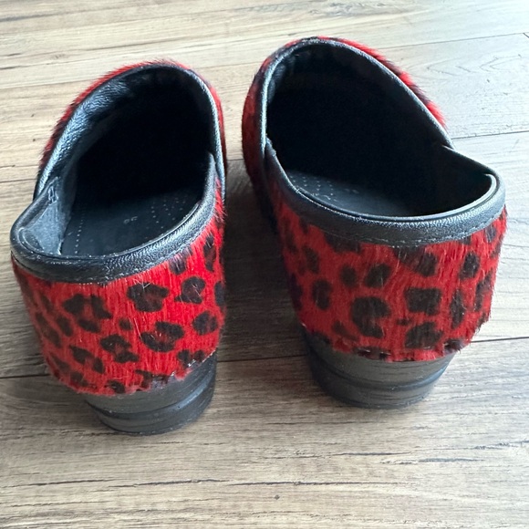 Dansko womens red and black calf hair cheetah comfortable clogs size 38 (7.5-8) - Picture 6 of 14
